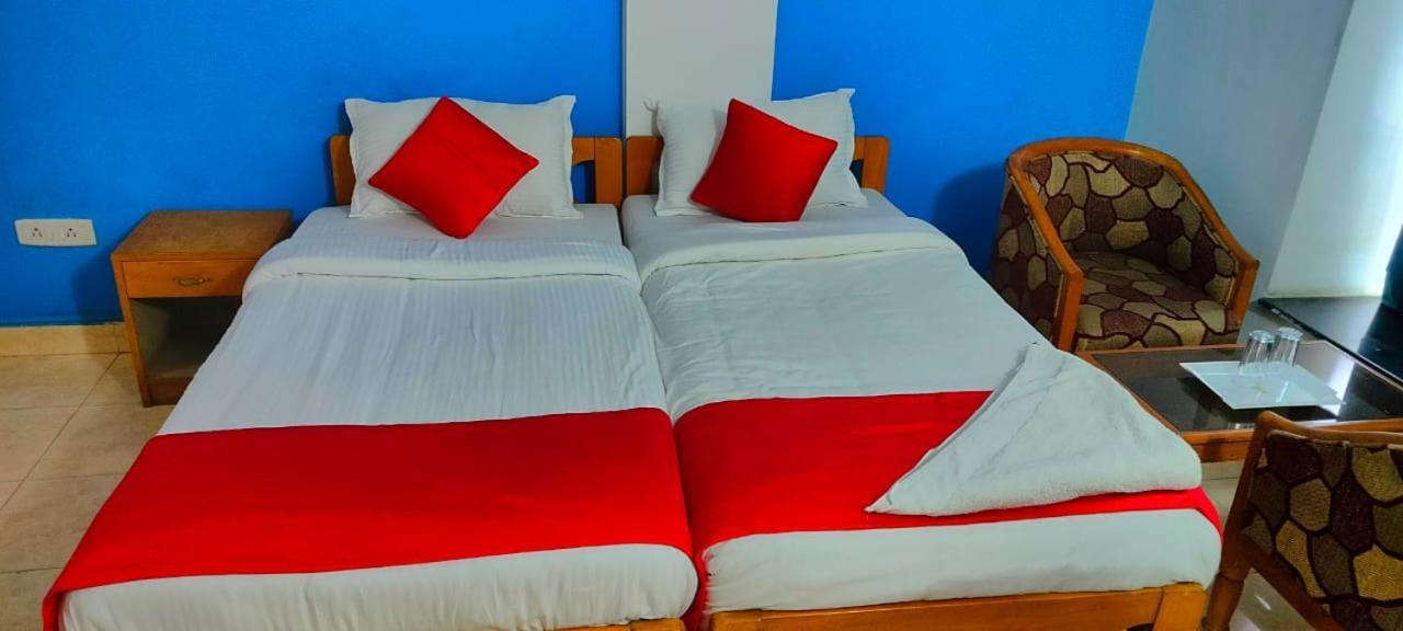 Hotel Manhattan Ченнаи Экстерьер фото